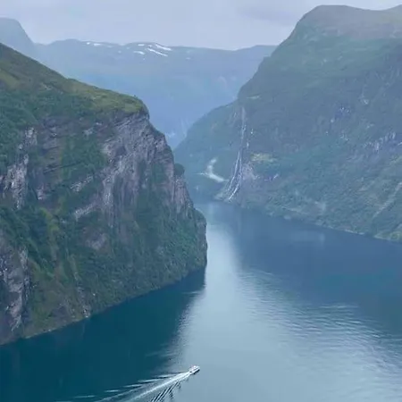 Med Utsikt Over Sunnmorsalpane * Sykkylven
