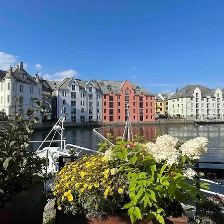 Med Utsikt Over Sunnmorsalpane