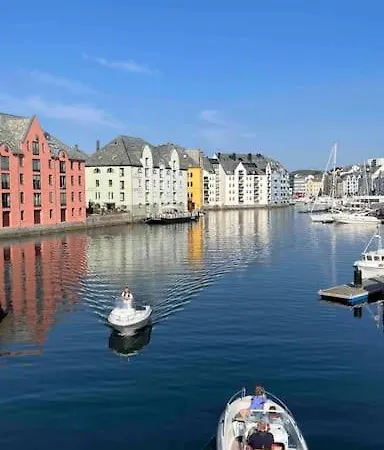 Med Utsikt Over Sunnmorsalpane Vakantiehuis